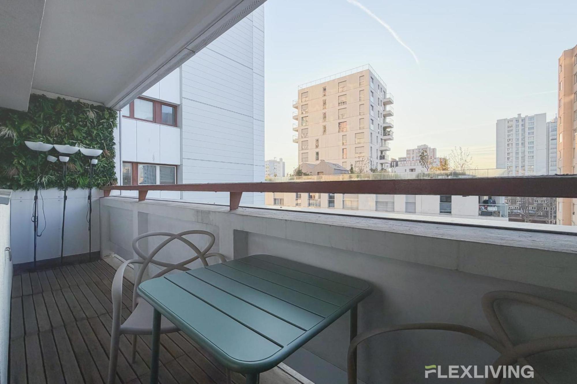 Charming Bright One-bedroom Flat With Private Balcony And Shared Swimming Appartamento *